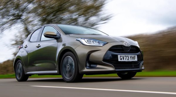 Всички списъци с най-надеждни автомобили от проучването Driver Power за 2024 г. имат едно общо нещо - Toyota на върха. Yaris води за малки коли. Хибридното супермини доказва, че е също толкова издръжливо, колкото много по-големите модели на марката.

Наред с изключителната си надеждност, се харесва на собствениците със своите функции за безопасност, лекота на използване, разходи за обслужване и дори изживяване при шофиране.

На изключително конкурентен  пазар на супермини, Yaris с пет врати  прави нещата прости. Засега единственият избор на двигател е трицилиндров, 1,5-литров бензинов хибрид, доставящ 114 к.с. Към него скоро ще се присъедини по-мощна версия със 128 к.с. Като се има предвид, че съществуващият модел  осигурява повече от достатъчно мощност, за да го направи способен за  града, бъдещият очевидно ще ви трябва при планирани чести пътувания извън него.

Тoyota твърди, че по-голямата батерия на хибридния модел ще му помогне да функционира в чисто електрически режим за около 80 процента от времето, докато е в градски условия. И ще стига с до 130 км в час преди бензиновият двигател неусетно да се включи. Той има специален режим само за EV, но със само 0,7kWh капацитет на батерията не очаквайте да стигне много далеч или да е  бърз. 

Този Yaris е с леко намалена обща дължина и по-ниска линия на покрива от преди. Ефектът е спортен, по-мускулест външен вид, като металните и перлени двуцветни покрития са особено впечатляващи.

Стандартното оборудване за Yaris е изчерпателно, като включва 16-инчови алуминиеви джанти, автоматични фарове и чистачки, адаптивен круиз контрол, климатик, 7,0-инчов инфоразвлекателен сензорен екран и  смартфон свързаност. 

Дизайнът на средните спецификации добавя допълнителен комплект като LED фарове и и по-голям екран за информация и развлечения, докато спецификациите GR Sport и Excel вече отиват в горната част на ценовата листа.
